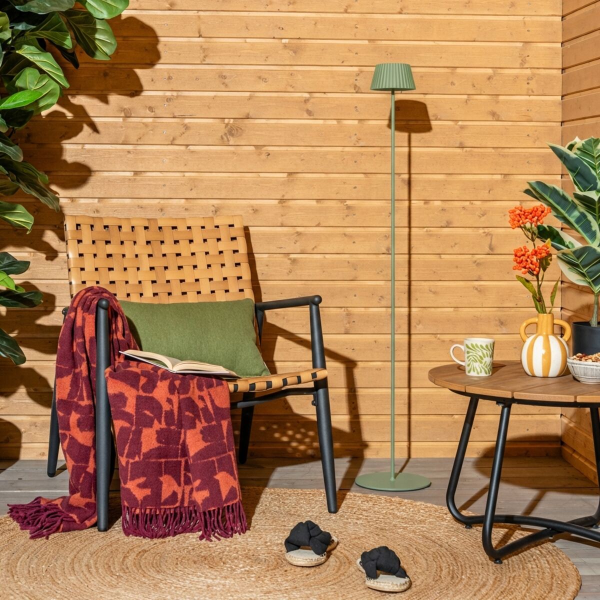 Trio Suarez ladattava LED lattiavalaisin sisä- ja ulkokäyttöön pistaasi